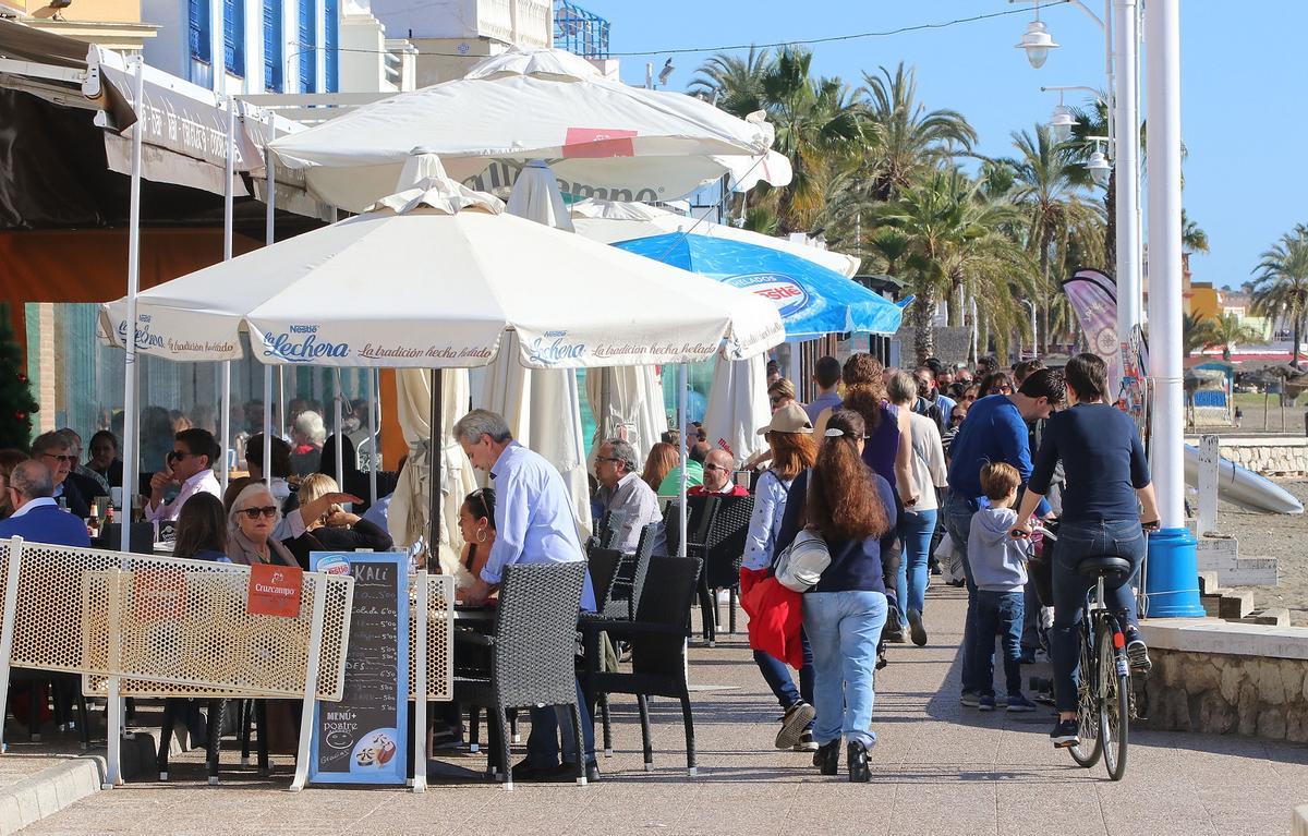 La asociación de vecinos de Pedregalejo no quiere que se repitan las estrecheces de los peatones en el nuevo paseo marítimo.