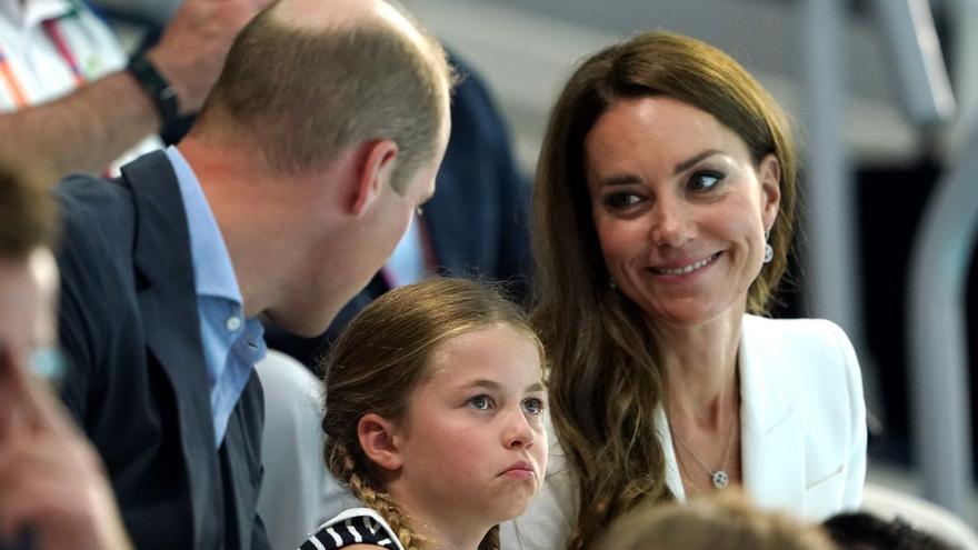 La princesa Charlotte elige moda española para felicitar a la selección femenina de fúbol de Inglaterra