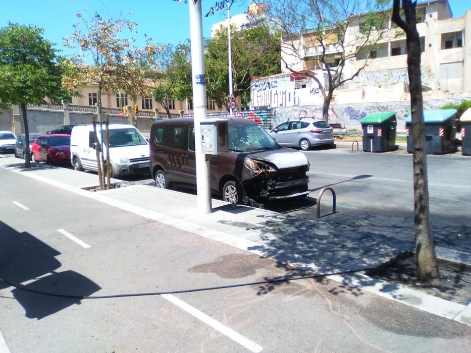 Queman seis contenedores de basura y un coche en la calle Jacint Verdaguer