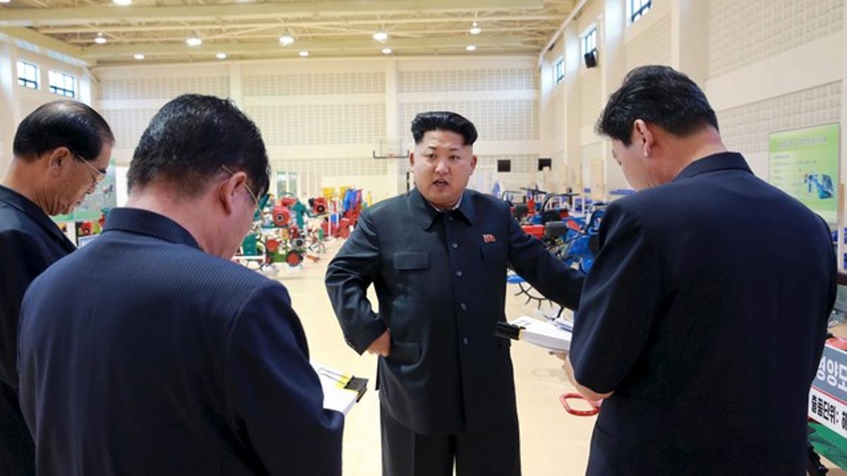El líder de Corea del Norte, Kim Jong-un, en una visita a una fábrica de maquinaria agrícola.
