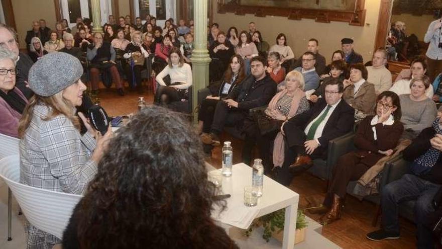 La presidenta de la Diputación, Carmela Silva, se dirige al público que llenó el Café Moderno. // R. Vázquez