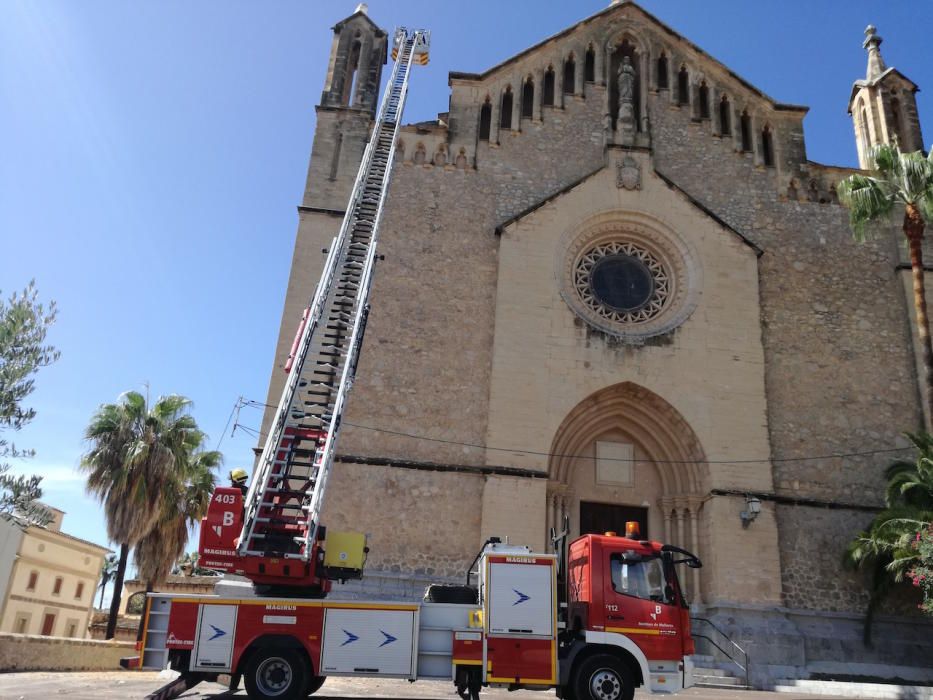 Un rayo destruye un torreón de la iglesia parroquial de Artà