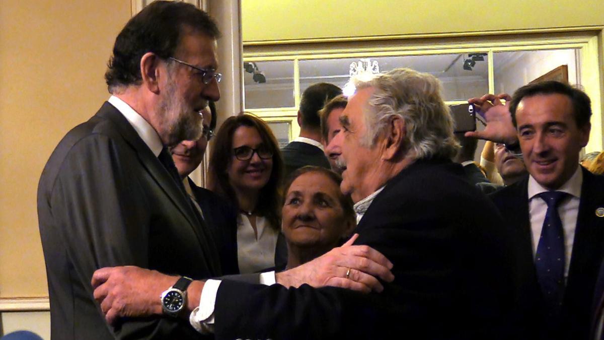Rajoy saluda al expresidente de Uruguay José Mujica, este martes en Montevideo.