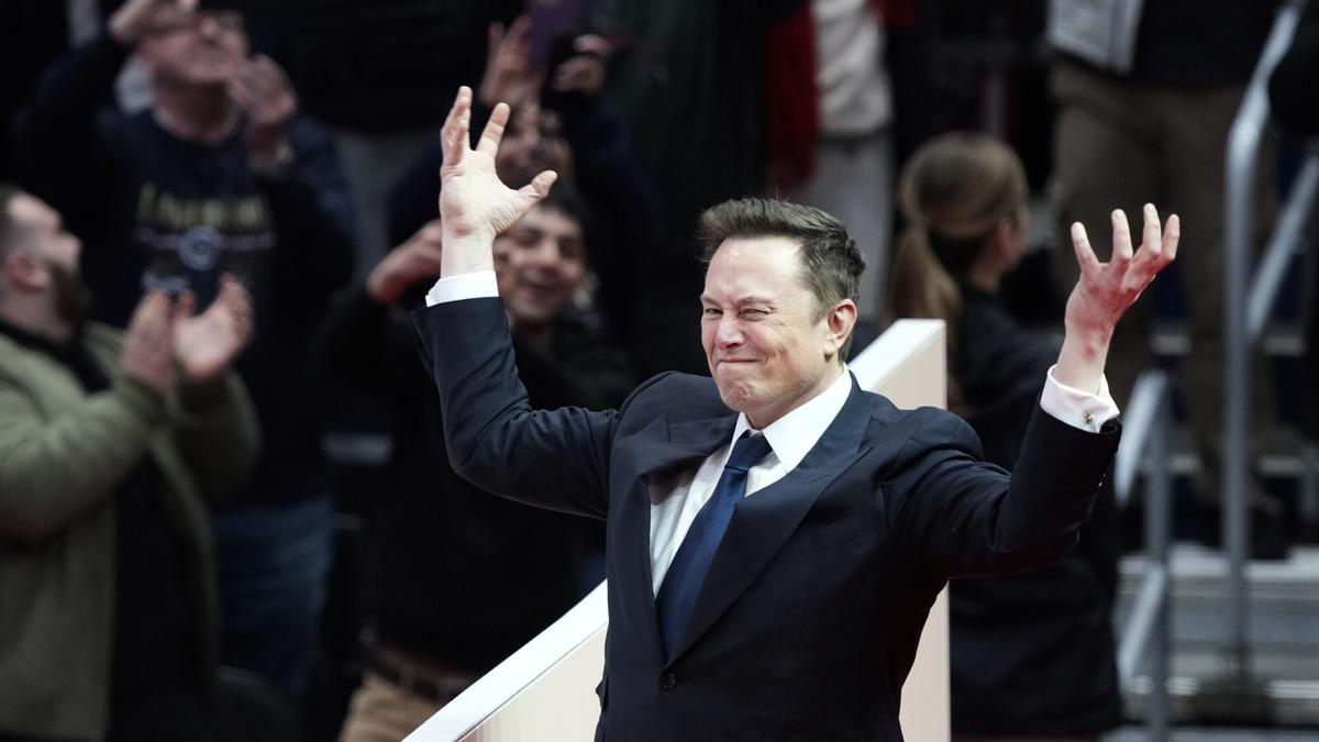 Elon Musk llega al escenario para hablar en un desfile de inauguración presidencial bajo techo en Washington, el lunes 20 de enero de 2025. (Foto AP/Susan Walsh) Associated Press / LaPresse
