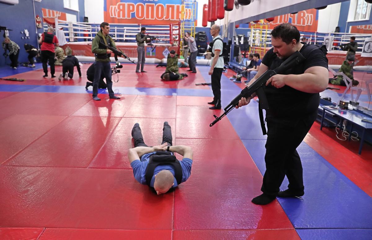 Ciudadanos de Moscú participan en un entrenamiento militar en el club militar-patriótico Yaropolk en Krasnogorsk