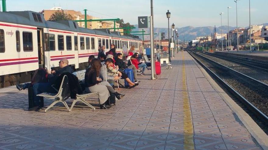 Los pasajeros de tren entre Águilas y Lorca viajarán una semana más en bus