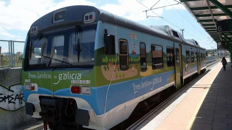 Uno de los trenes turísticos de Renfe en la estación de Vilagarcía de Arousa. // Noé Parga