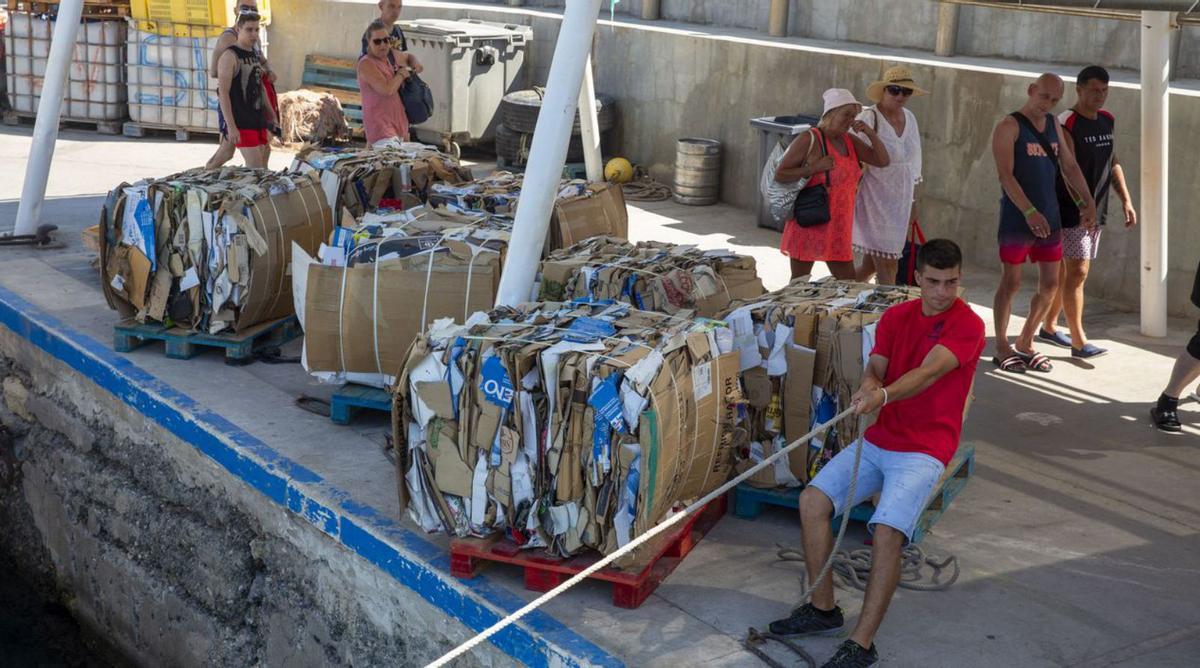 Recogida de cartón en la isla de Tabarca. | RAFA ARJONES