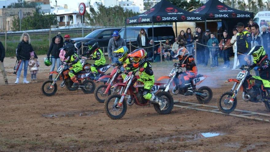 Momento de la salida a una de las mangas de minicross, este domingo en Sant Antoni. | FOTOS: MCFIE