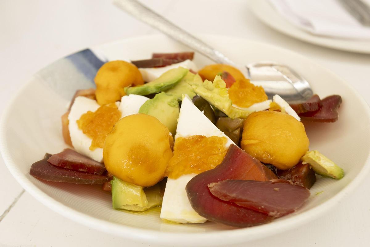 Tomate, aguacate, níspero de Callosa, queso fresco y salazones.