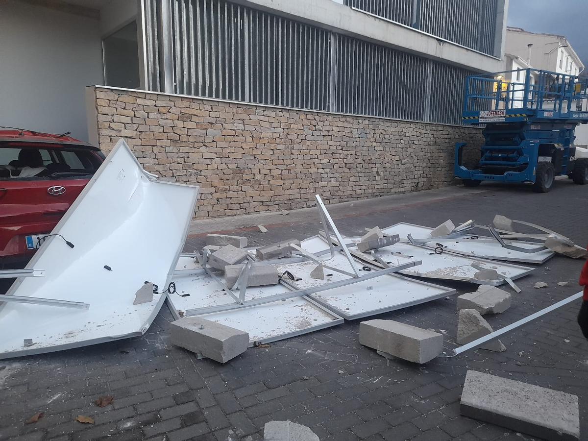 La borrasca 'Herminia' derriba las placas solares del colegio de Bejís