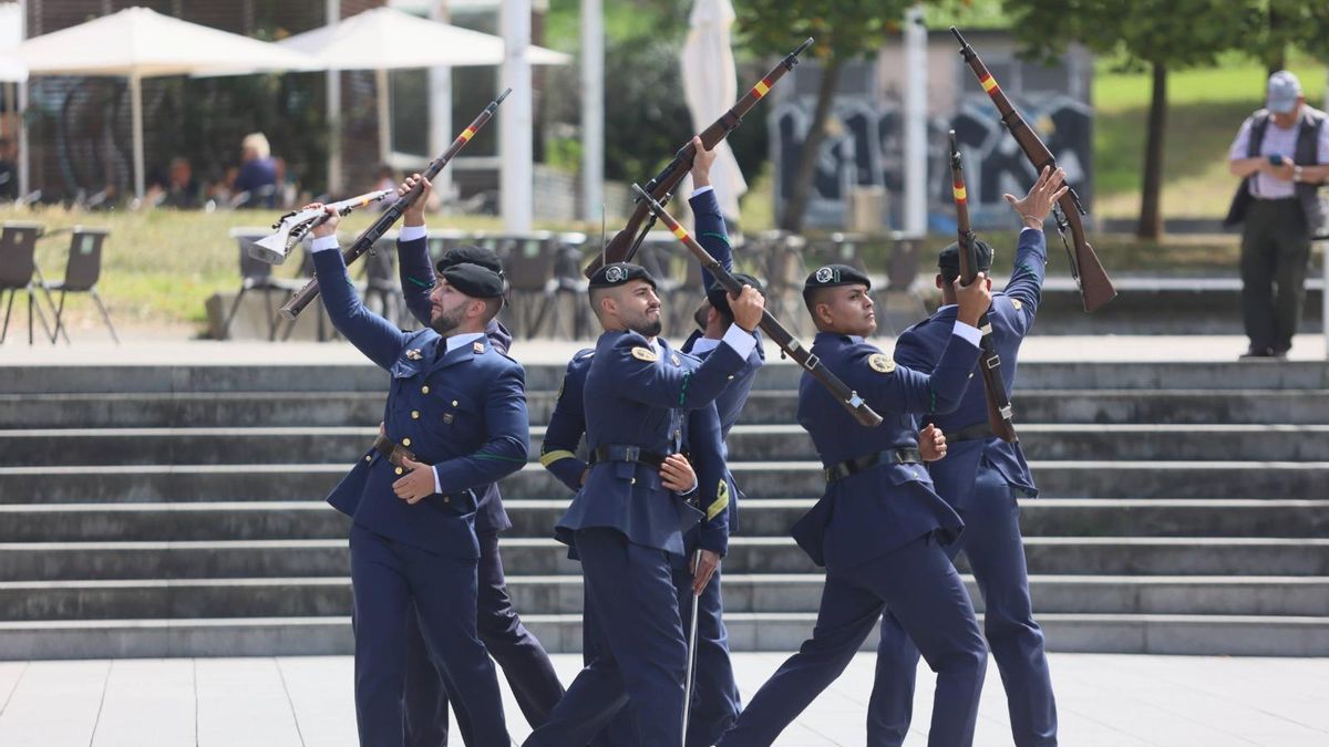 VÍDEO: Gijón se entrega a los pilotos del Ejército del Aire
