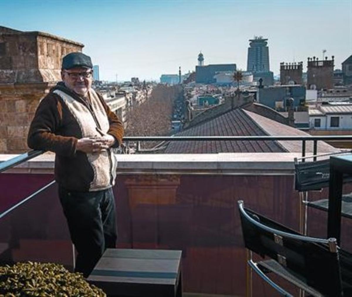 Lluís-Anton Baulenas, amb el Raval que reflecteix en la seva nova novel·la a l’horitzó.