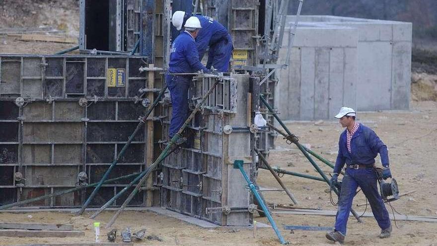 La tasa de actividad en la construcción es del 7,1 por ciento en Ourense.  // Iñaki Osorio