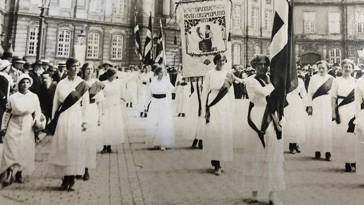 Manifestación de mujeres en 1915 en Dinamarca de apoyo al voto femenino.