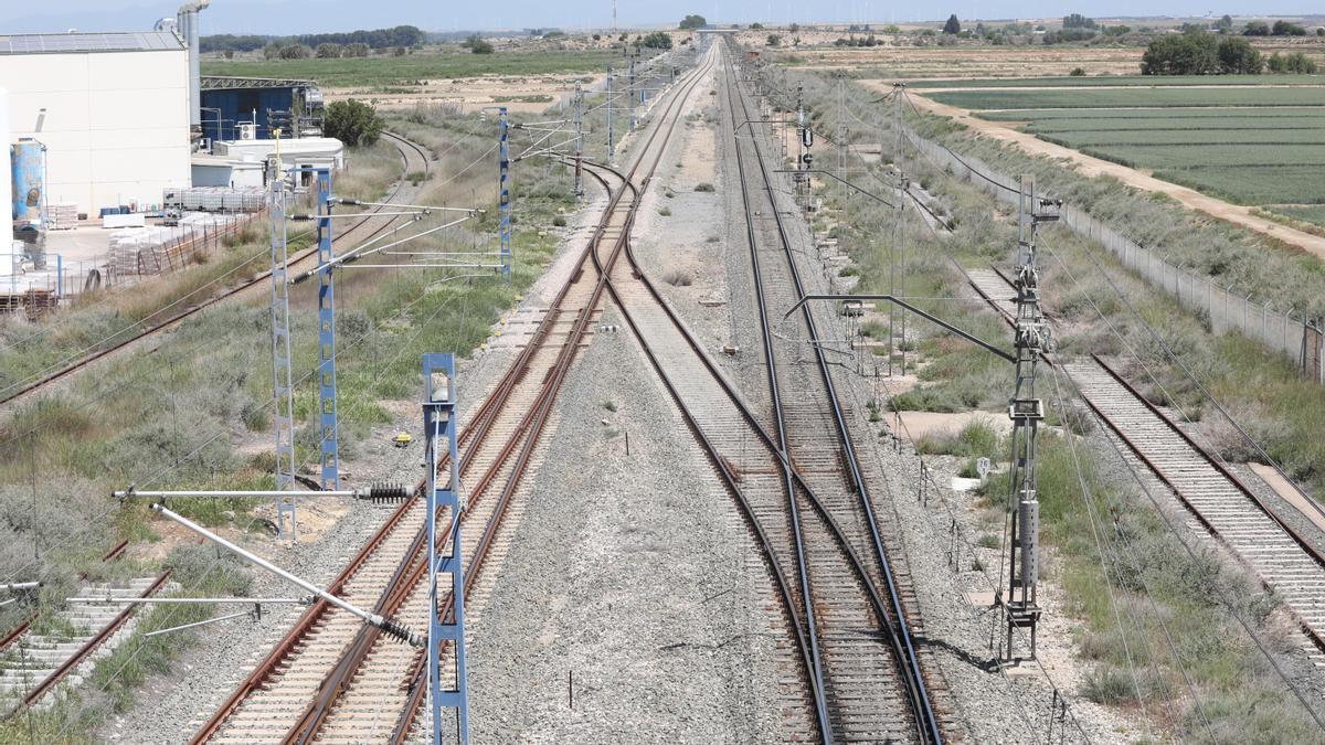 Vías de la línea Zaragoza-Huesca donde actuará Adif y donde se cortará el tráfico ferroviario en agosto