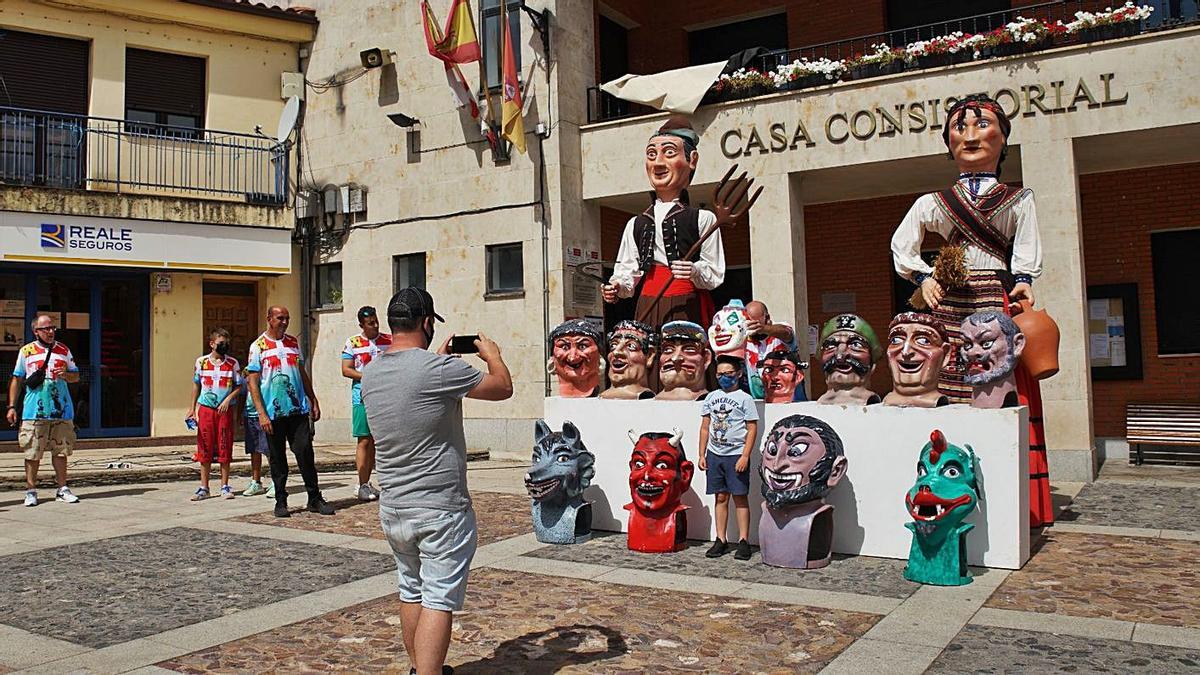 Exposición de gigantillas en la Plaza Mayor de Alcañices. | Chany Sebastián