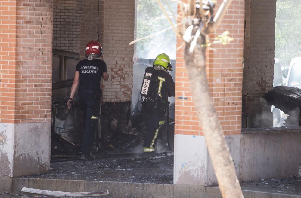 Rescatan a 8 personas en un inmueble del barrio Virgen del Carmen por un fuego iniciado en el soportal