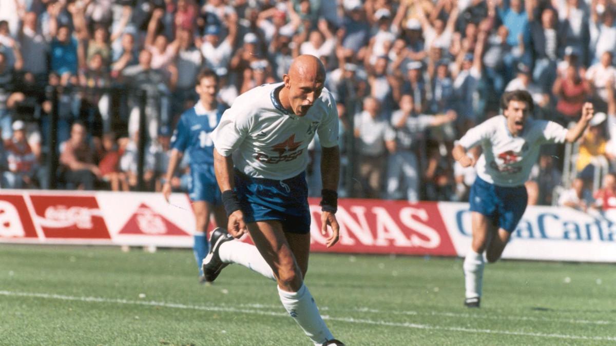 Dertycia celebra el 1-0 en Tenerife, el 20 de junio de 1993