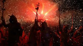 Badalona se llena de fuego y fiesta con la 'Cremada del Dimoni'