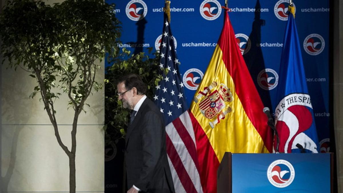 Mariano Rajoy se retira tras concluir su discurso en la Cámara de Comercio de Washington, el martes.