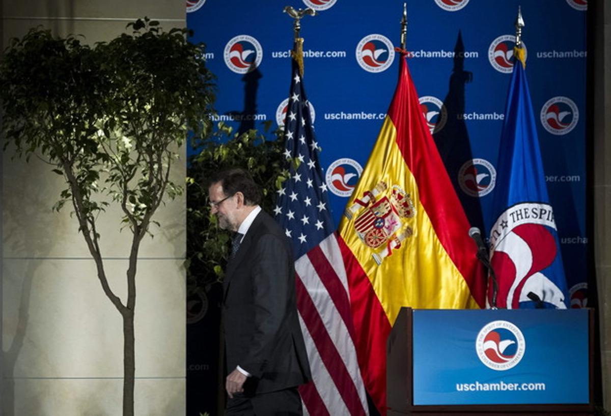 Mariano Rajoy es retira després d’acabar el seu discurs a la Cambra de Comerç de Washington, dimarts.