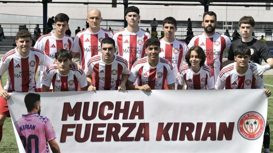 Alineación del Santa Úrsula, que mostró una pancarta de apoyo a Kirian Rodríguez. | UDLP
