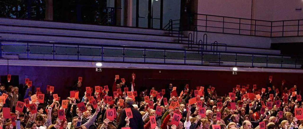 Socios votando en la última asamblea del Grupo Covadonga.