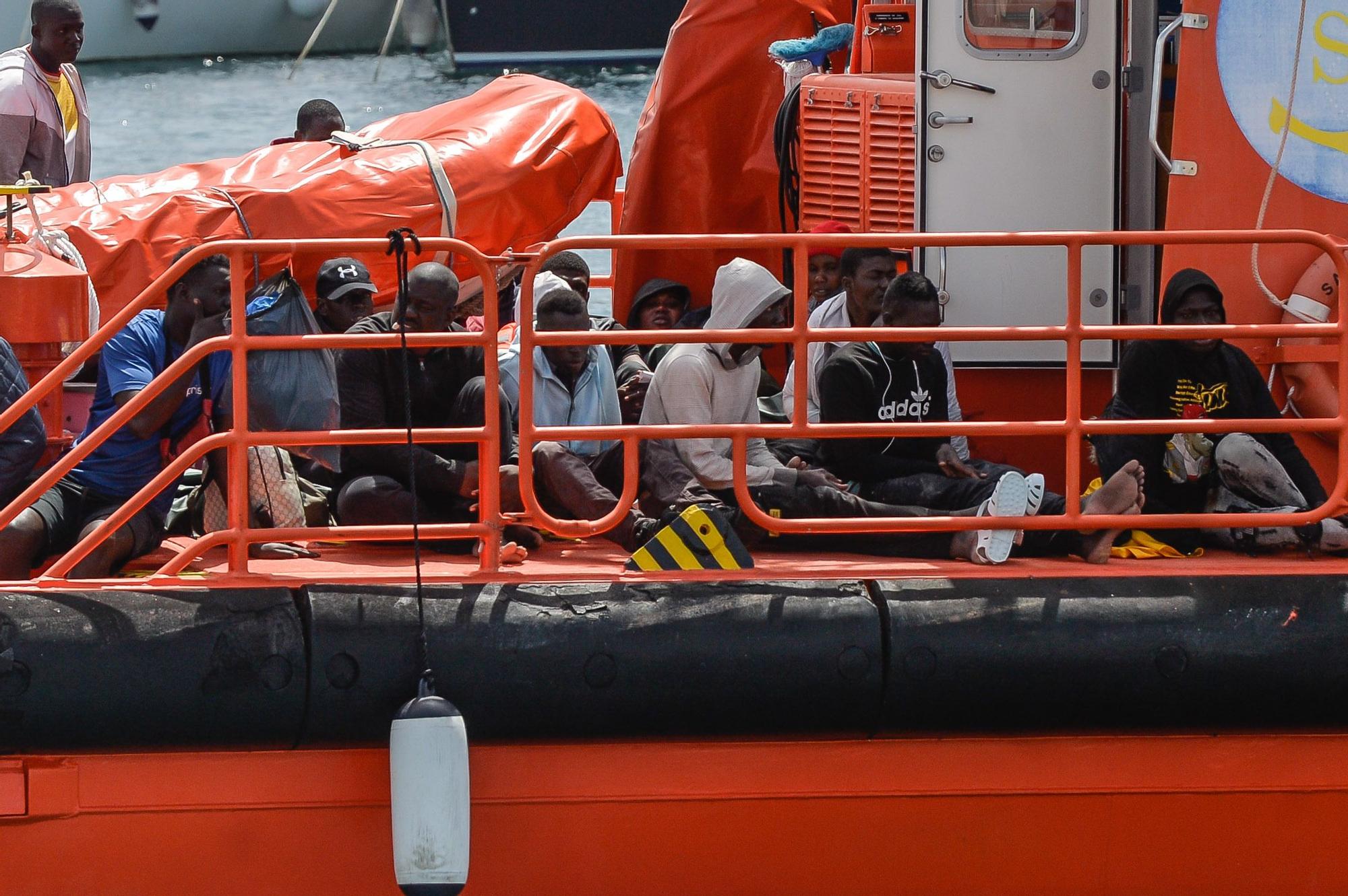 Llegada de cayuco al Muelle Deportivo (28/03/21)