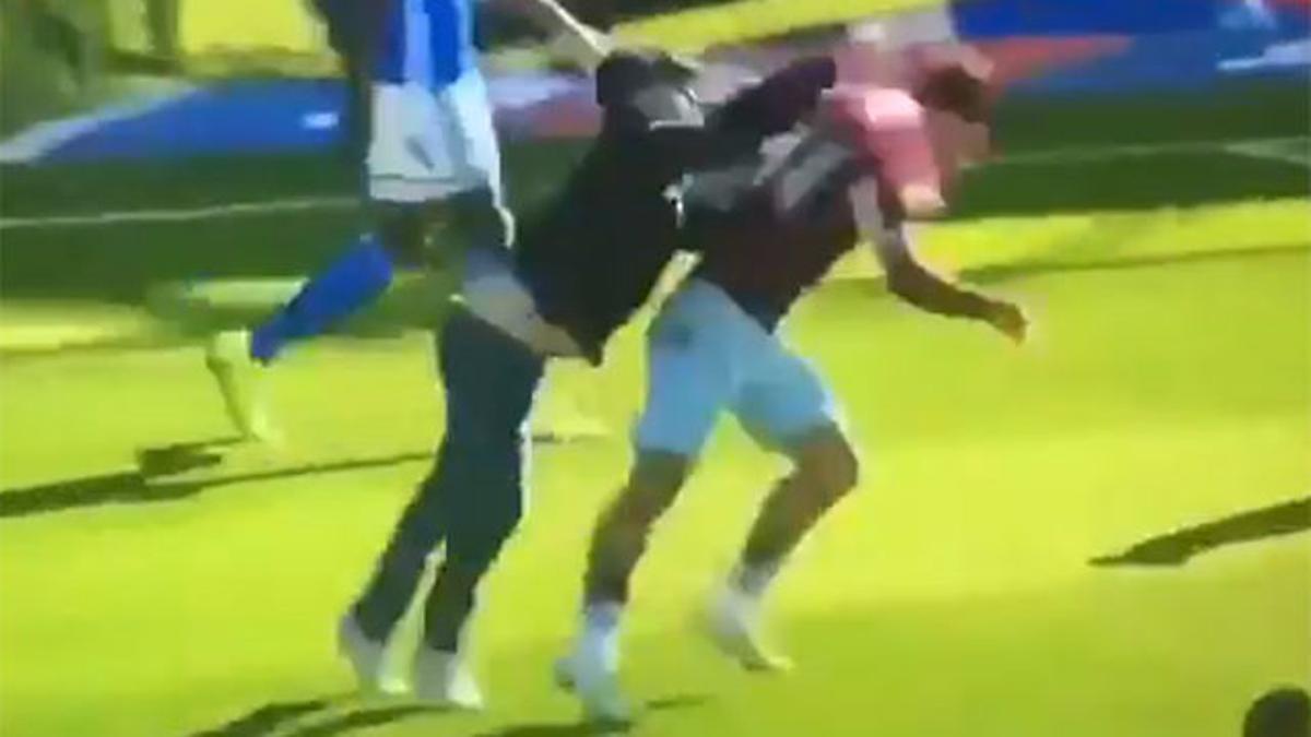 Brutal agresión a un jugador del Aston Villa en el derbi de Birmingham