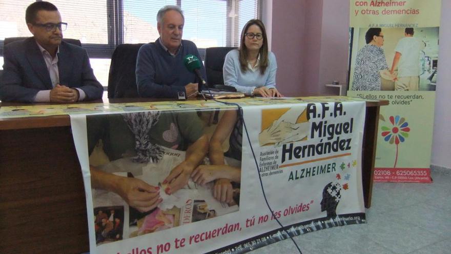 Luis Miguel Sánchez, tesorero, Ramón Marhuenda, presidente y Carmen Marín, coordinadora del centro de día.