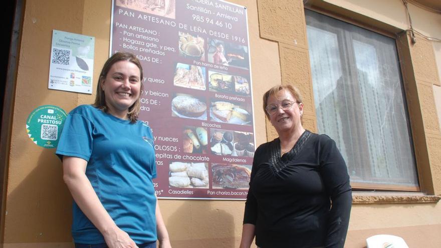 María José Fana y su hija Ana Labra, a la puerta de la Panadería Santillán, en el concejo de Amieva.