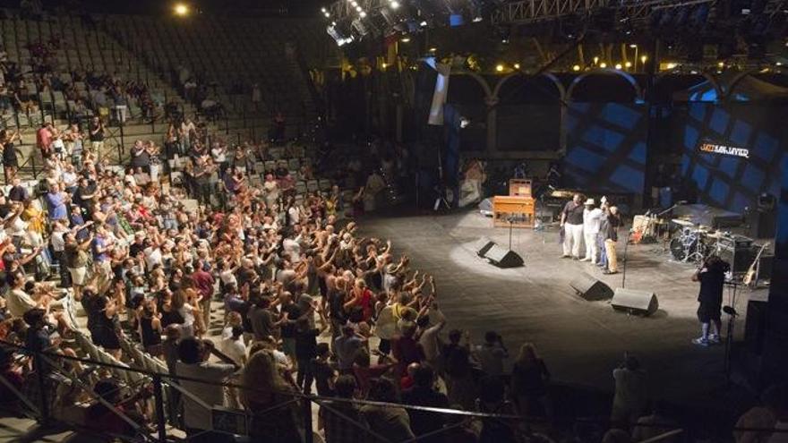 Joe Lous Walker puso en pie al público del Parque Almansa.