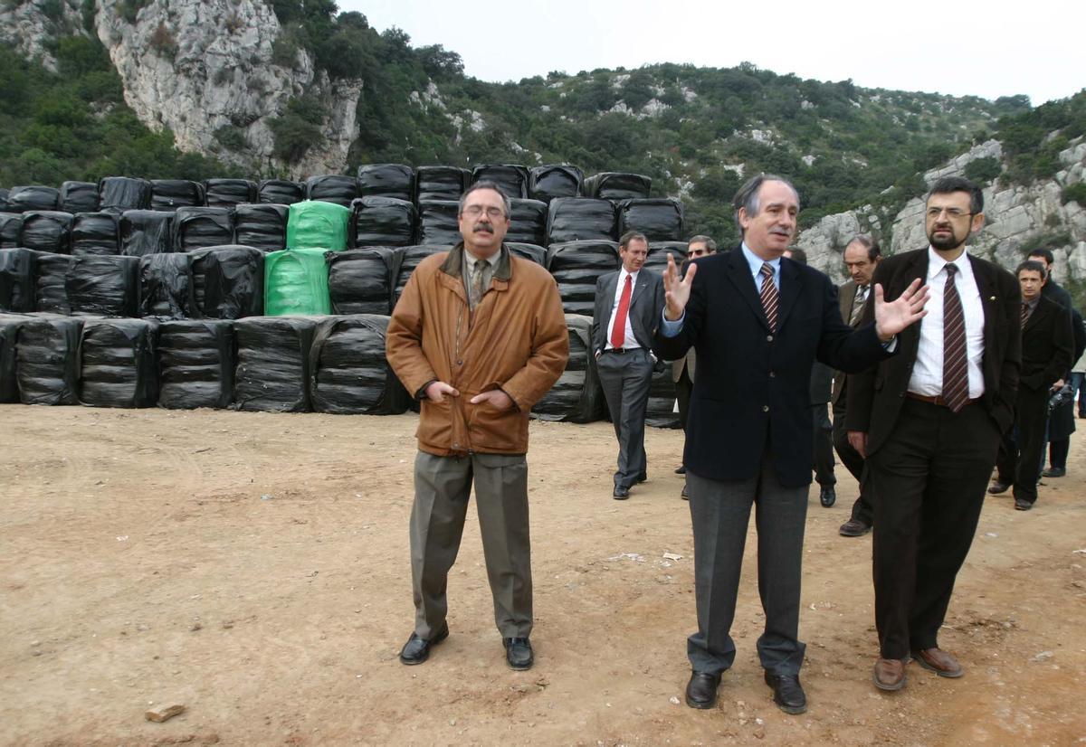 Conill (chaqueta marrón) con José Cuervo (brazos abiertos), en una visita al vertedero del Garraf, en 2004