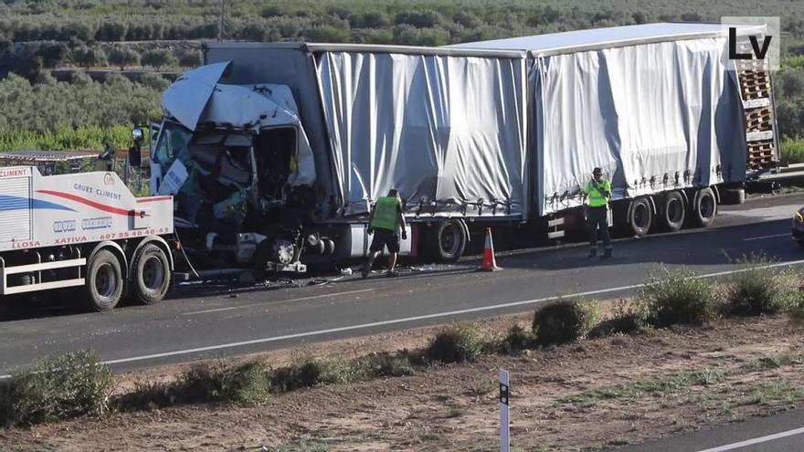 Accidente entre tres camiones en la A-35 en Moixent