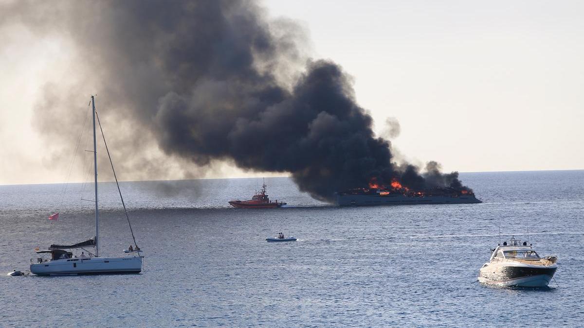 El yate se incendió el pasado agosto en Cala Saona, en Formentera.