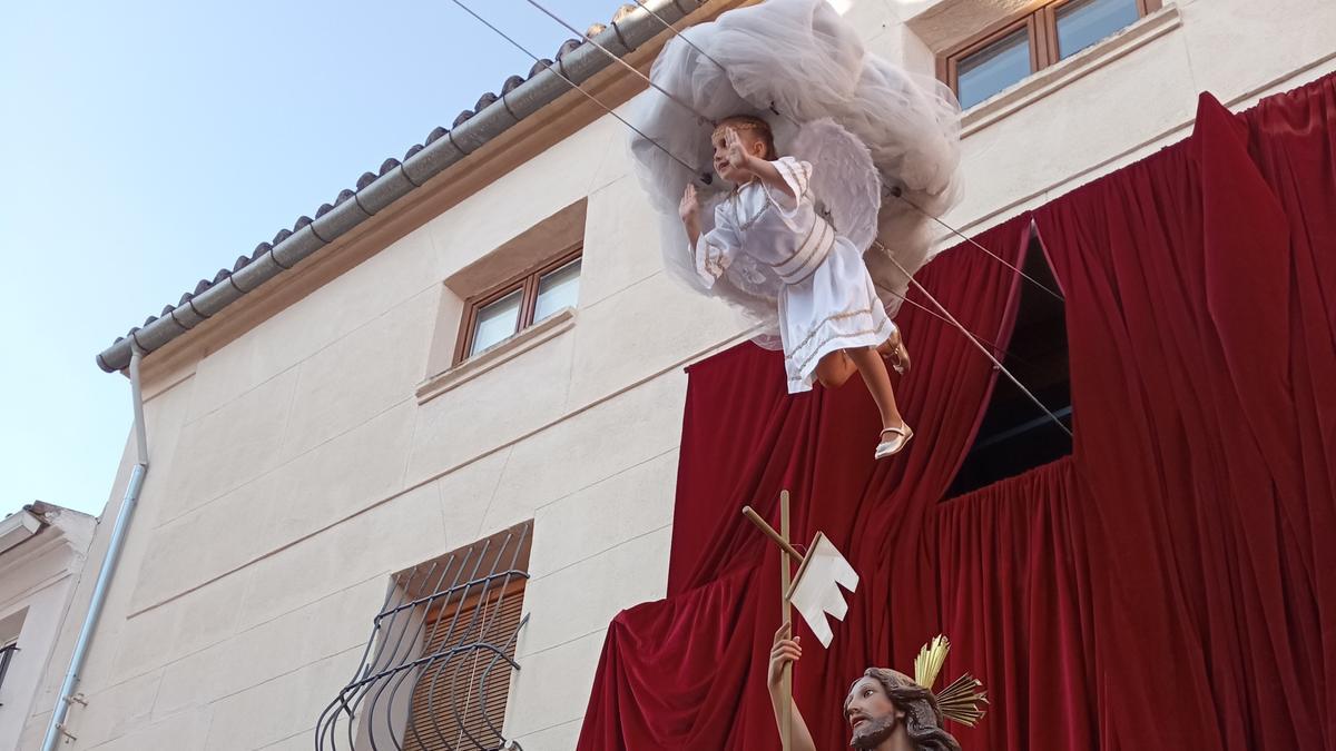 Laia Estellés escenificando el Angelet de la Corda, el pasado domingo en Alfarrasí.