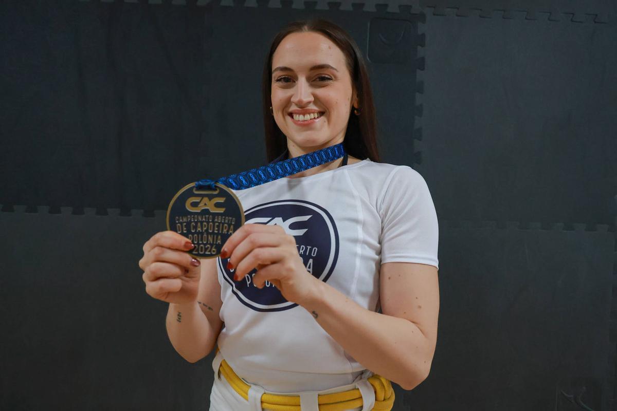 La isleña mostrando la medalla lograda.