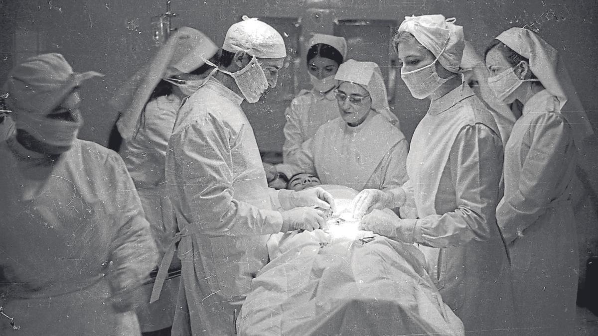 Realizando prácticas en el Hospital de Cruz Roja en Alicante, año 1968.