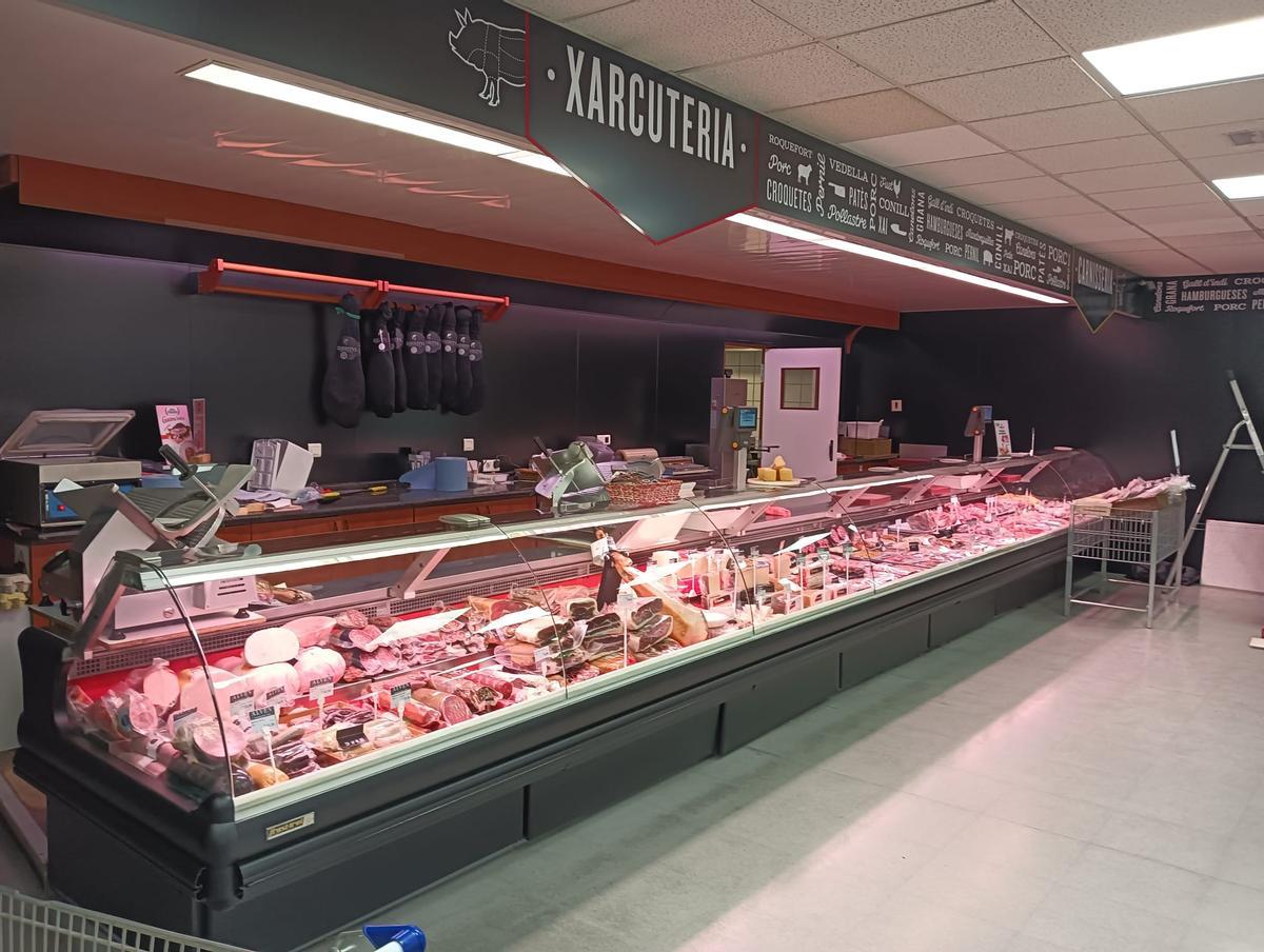 El local inclou seccions de fruita i verdura fresca, carnisseria, xarcuteria, fleca i plats preparats.