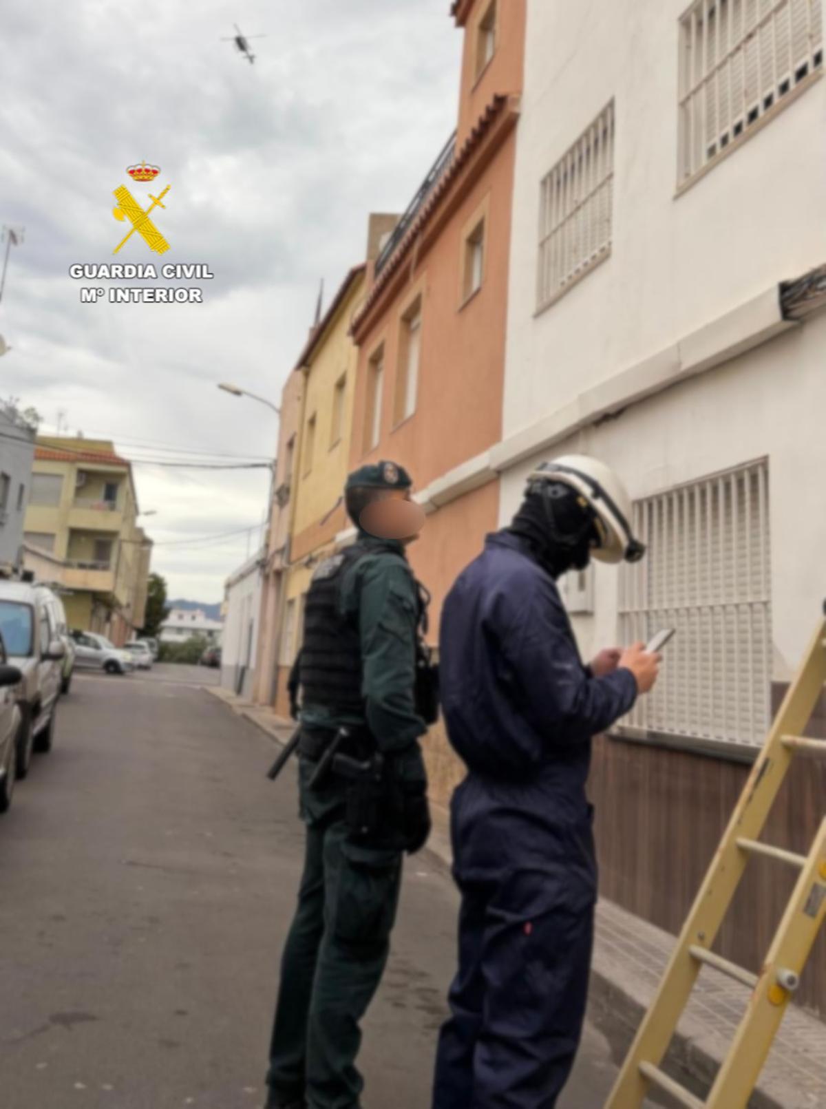 Los agentes desconectaron numerosas acometidas de suministro eléctrico.