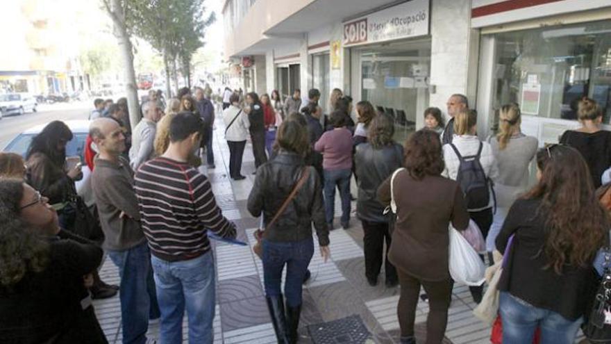 Colas en la oficina del SOIB de Vila.