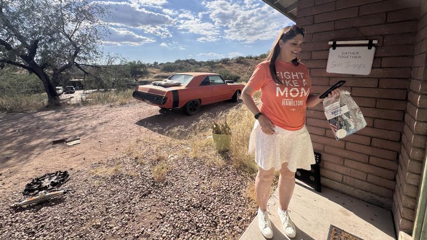 La congresista demócrata Stephanie Stahl Hamilton, durante su búsqueda de votos puerta a puerta en la comunidad de Río Rico, en Arizona.