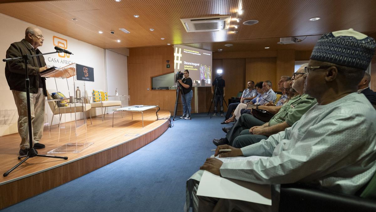 El antiguo representante de la Unión Africana ante el Sahel Maman Sidikou (1d) escucha al director general de Casa África, José Segura (1i), durante la jornada que esta entidad ha acogido este jueves sobre los desafios de seguridad en la región del Sahel.