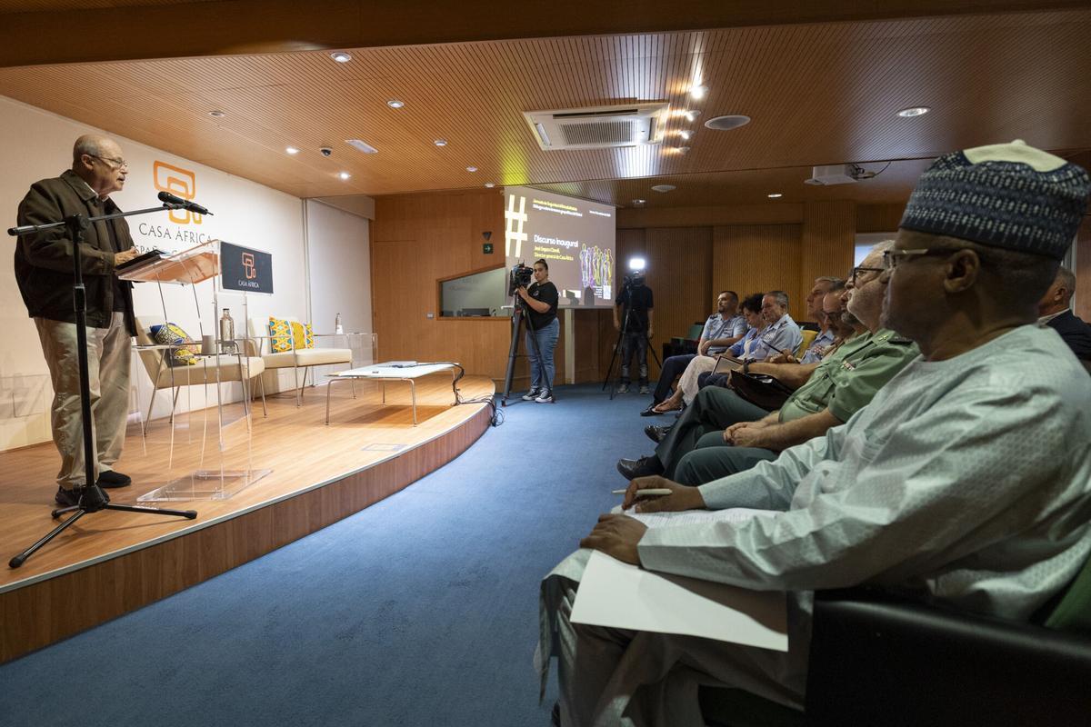 El antiguo representante de la Unión Africana ante el Sahel Maman Sidikou (1d) escucha al director general de Casa África, José Segura (1i), durante la jornada que esta entidad ha acogido este jueves sobre los desafios de seguridad en la región del Sahel.