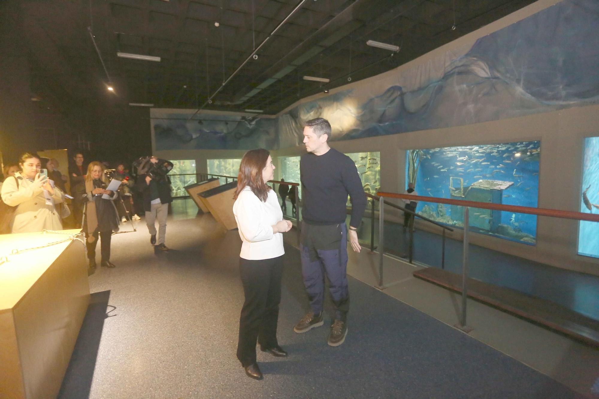 Un mural de 60 metros de largo conmemora el 25 aniversario del Aquarium de A Coruña