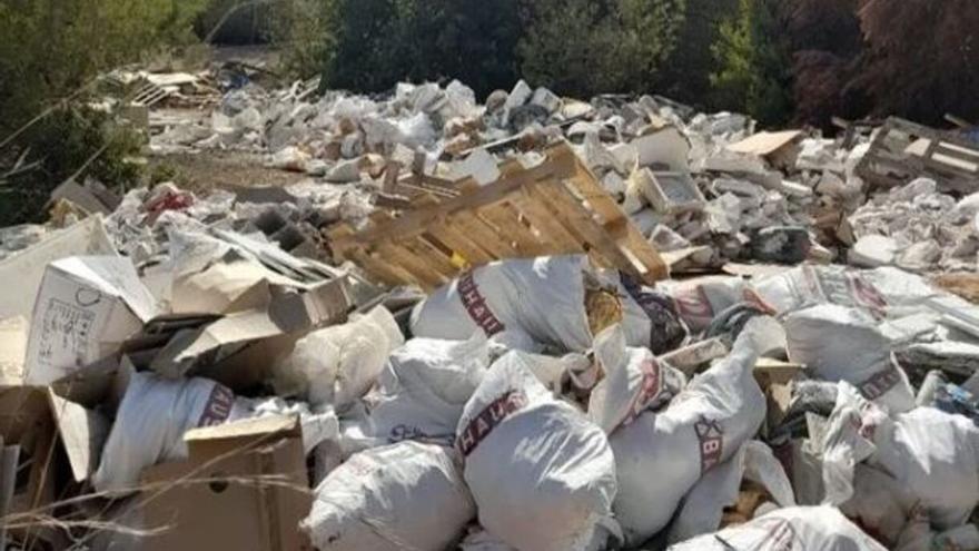 Cazan a un albañil arrojando 10 toneladas de escombros en una zona natural de Paterna