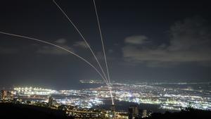 Israel bombardea Líbano y deja casi 500 muertos en un día de violencia inusitada. En la foto, el sistema de defensa antimisiles israelí se activa para interceptar misiles lanzados desde Líbano, en una vista desde Haifa.