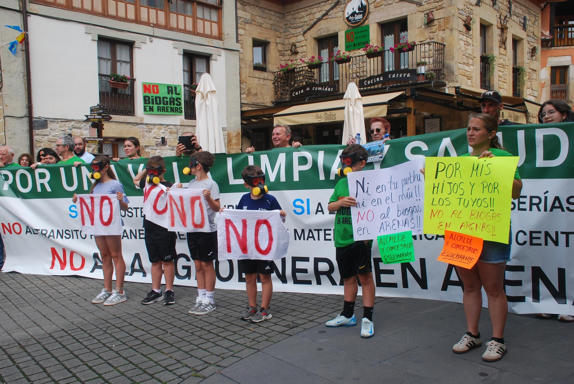 Manifestación contra la planta de biogás en Arenas de Cabrales