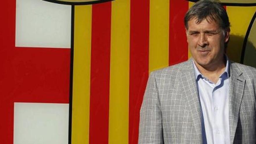 L&#039;entrenador posa amb l&#039;escut del Barça.